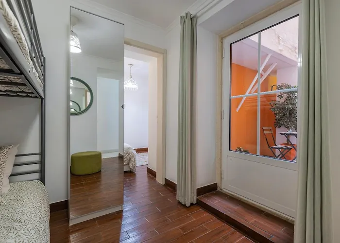 Lovely Patio Getaway In Lisboa